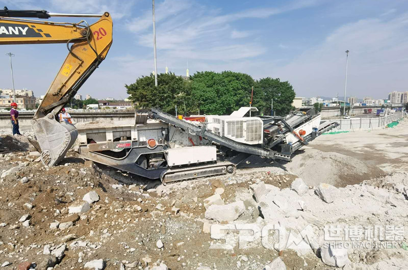 大型建筑废料粉碎机，履带式移动破碎站粉碎建筑垃圾现场图